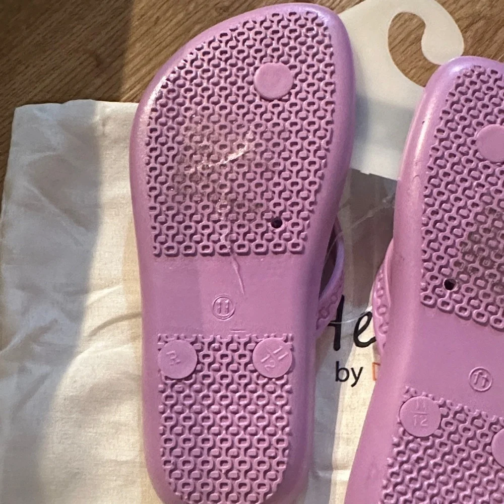 NEW Heart by DooBallo Lilac Flip Flops with Dust Bag size 11